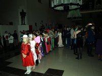 i zaczyna się zabawa - wszyscy ustawiają się w pociąg