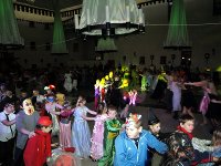 dzieci bawią się w pociągu po miastach karnawału