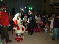Pani Danusia (była, wieloletnia sekretarka podstawówki) otrzymuje od Mikołaja prezent