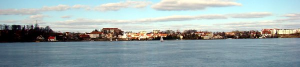 panorama na Ryn z zamarzniętego jeziora